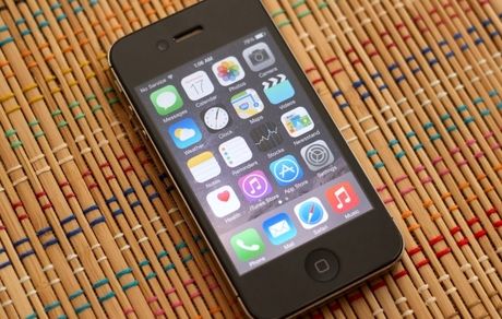 اپل به هر کاربر آیفون 4S غرامت ۱۵ دلاری بپردازد