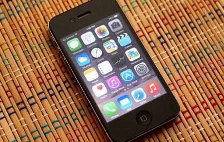 اپل به هر کاربر آیفون 4S غرامت ۱۵ دلاری بپردازد