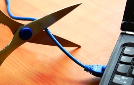 مخابرات، شبکه اینترنتی وزارت بهداشت را قطع کرد / واکسیناسیون در سراسر کشور مختل شد