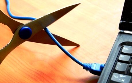 مخابرات، شبکه اینترنتی وزارت بهداشت را قطع کرد / واکسیناسیون در سراسر کشور مختل شد