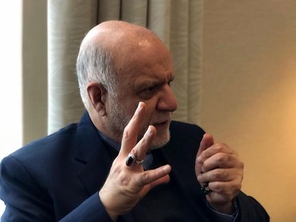 زنگنه: نگران استیضاح نیستم، فشارهای سیاسی عادی است