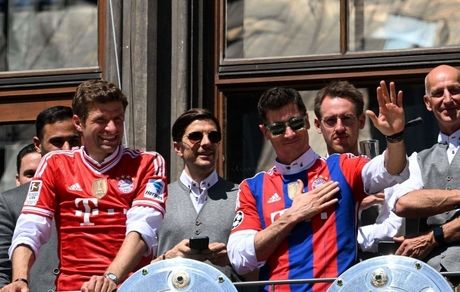 لواندوفسکی و اقدام عجیب در جشن قهرمانی بایرن / پوشیدن لباسی شبیه بارسلونا