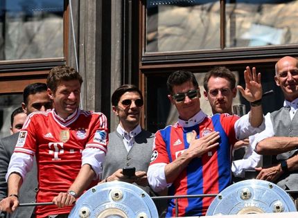 لواندوفسکی و اقدام عجیب در جشن قهرمانی بایرن / پوشیدن لباسی شبیه بارسلونا