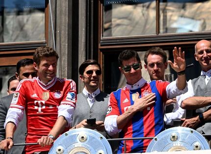 لواندوفسکی و اقدام عجیب در جشن قهرمانی بایرن / پوشیدن لباسی شبیه بارسلونا