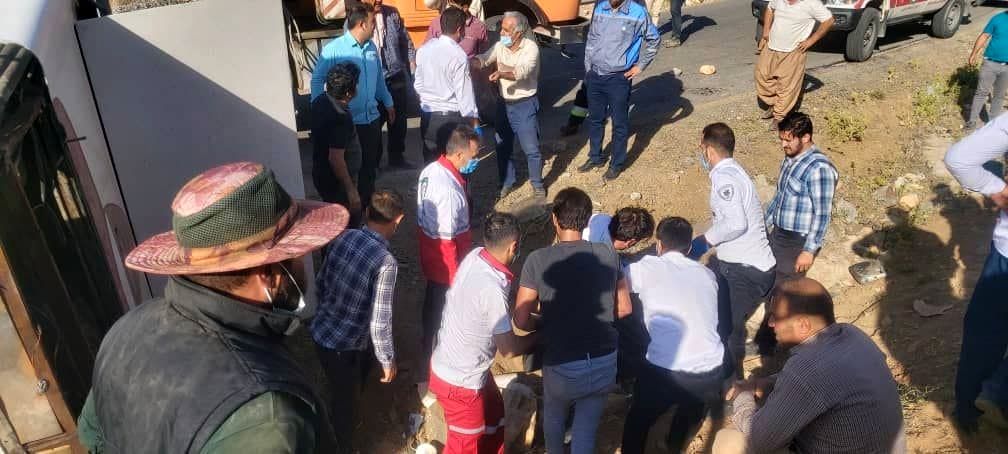 تصاویر حادثه واژگونی اتوبوس خبرنگاران