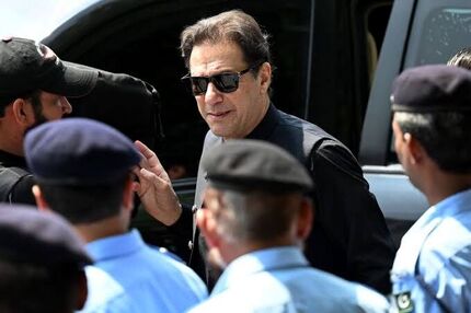 عمران خان کناره‌گیری کرد