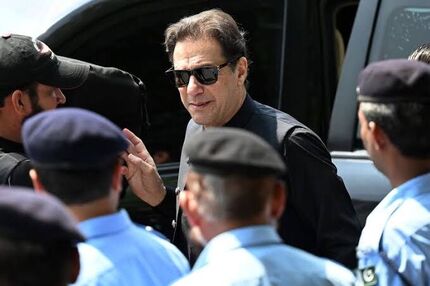 عمران خان کناره‌گیری کرد