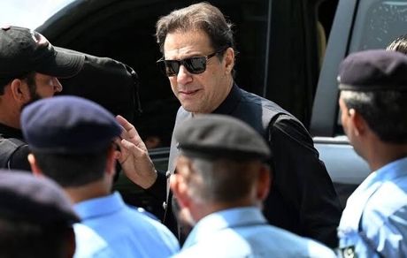 عمران خان کناره‌گیری کرد