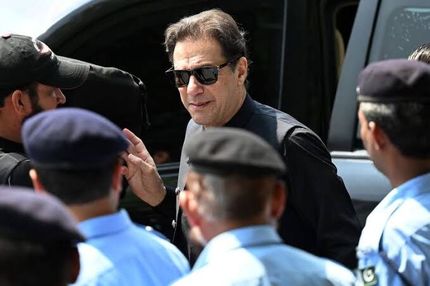 عمران خان کناره‌گیری کرد