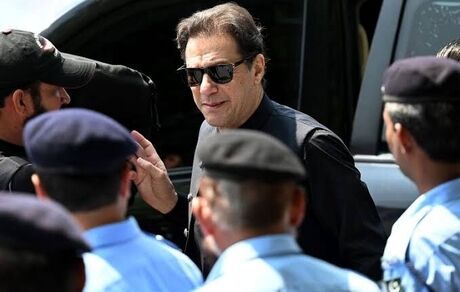 عمران خان کناره‌گیری کرد
