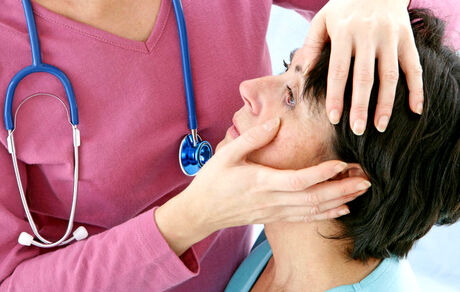 تزریق رنگ 500 یورویی در چشم برای زیبایی