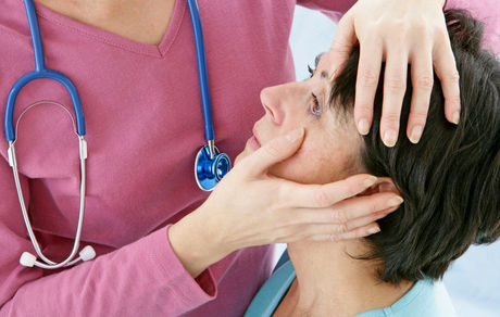 تزریق رنگ 500 یورویی در چشم برای زیبایی