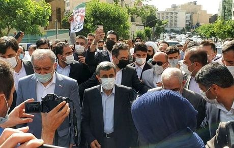 احمدی‌نژاد وارد می‌شود