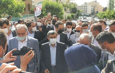 احمدی‌نژاد وارد می‌شود