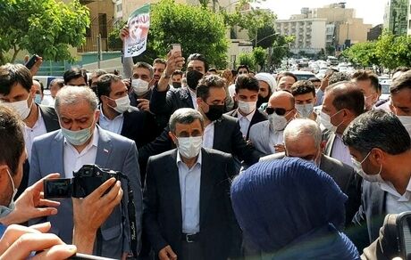 احمدی‌نژاد وارد می‌شود