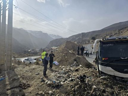 مصدومان حادثه واژگونی میدل باس در مسیر ساری به تهران وخیم نیست