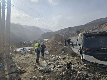 مصدومان حادثه واژگونی میدل باس در مسیر ساری به تهران وخیم نیست