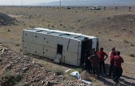مصدومیت ۹ نفر در پی واژگونی مینی‌بوسی در استان خراسان رضوی
