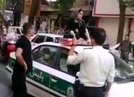 جریان نشستن یک زن روی سقف ماشین پلیس در تهران چه بود؟