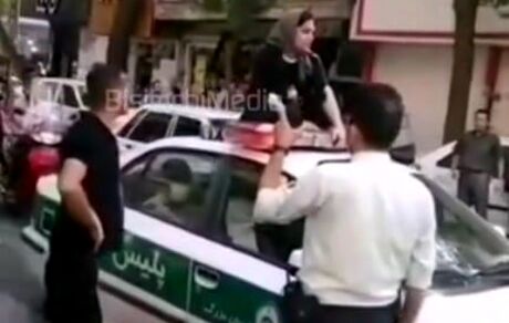 جریان نشستن یک زن روی سقف ماشین پلیس در تهران چه بود؟