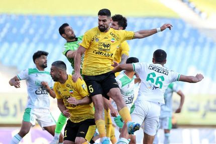 سپاهان بالاخره گل نزد و با ۳ اخراجی باخت / آلومینیوم مدعیان را خوشحال کرد