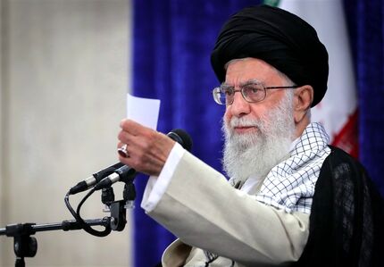رهبر انقلاب:  دوستان و دشمنان بدانند در حوادث امنیتی چند روز اخیر، دشمن را عقب زدیم