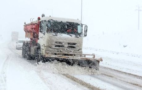 گردنه عسل‌کشان در کوهرنگ مسدود شد