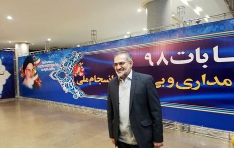 
حسینی: مجلس فعلی بی خاصیت است/ با احمدی نژاد ارتباط کاری ندارم
