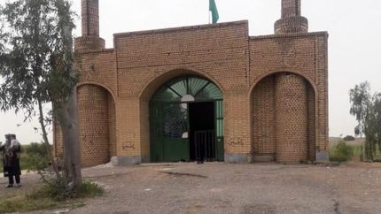 ایرنا: افراد ناشناسی، بخش‌هایی از دو امامزاده استان ایلام را آتش زدند