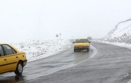 جاده‌های ۱۴ استان لغزنده است / آغاز بارش برف و باران در محورهای مواصلاتی