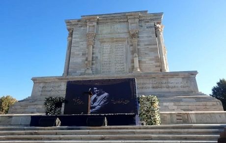 استاد آواز ایران با دعای ربنا آرام گرفت/ آواز «مرغ سحر» همایون شجریان بر مزار پدر