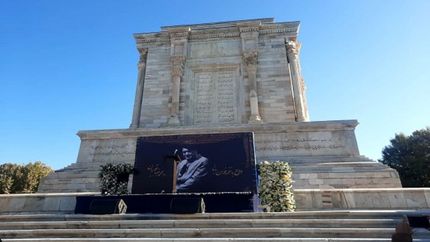 استاد آواز ایران با دعای ربنا آرام گرفت/ آواز «مرغ سحر» همایون شجریان بر مزار پدر