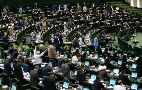 روزنامه اطلاعات خطاب به نمایندگان مجلس:کدام اخلاق و عقل سیاسی حکم می کند خودروی چندصدمیلیونی بگیرید؟