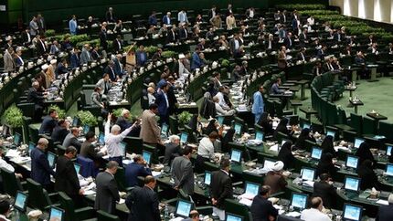 روزنامه اطلاعات خطاب به نمایندگان مجلس:کدام اخلاق و عقل سیاسی حکم می کند خودروی چندصدمیلیونی بگیرید؟