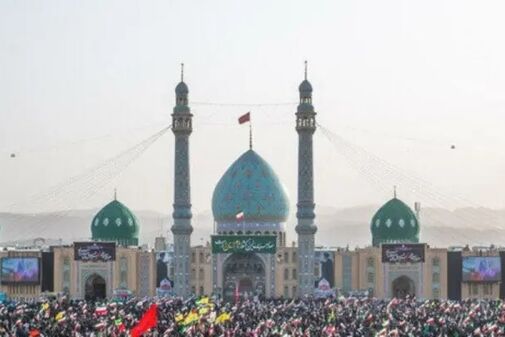 اقامه نماز بر پیکر آقای شهید انقلاب و خانواده ایشان توسط آیت‌الله جوادی آملی 