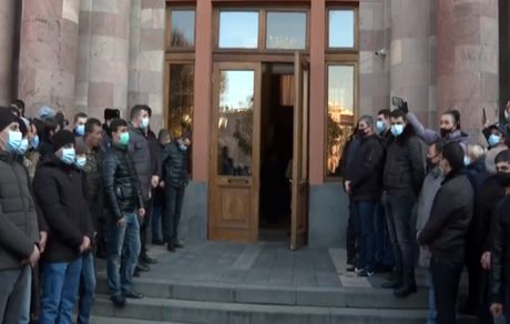 تحولات قره باغ: ادامه اعتراض‌ها در ایروان، کشته شدن یک نظامی روسیه