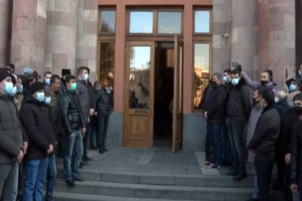 تحولات قره باغ: ادامه اعتراض‌ها در ایروان، کشته شدن یک نظامی روسیه