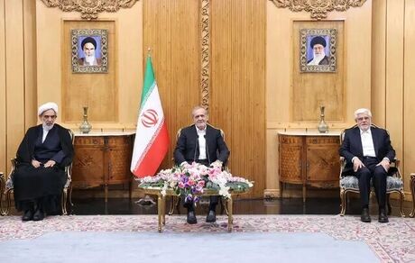 رئیس جمهور: با بهتر کردن روابط با کشورهای اسلامی، توطئه‌های دشمنان را خنثی می‌کنیم