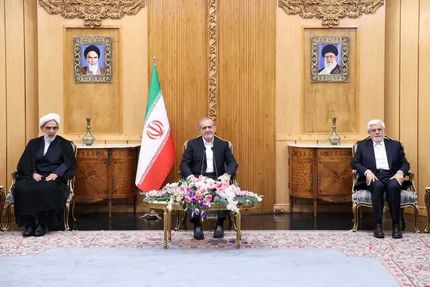 رئیس جمهور: با بهتر کردن روابط با کشورهای اسلامی، توطئه‌های دشمنان را خنثی می‌کنیم