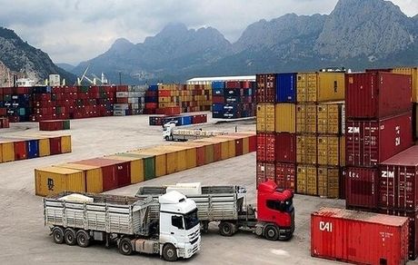 تخصیص ۲۳۰۰ لیتر سوخت تشویقی برای کامیون‌داران فعال در جابه‌جایی کالاهای اساسی از بنادر کشور 