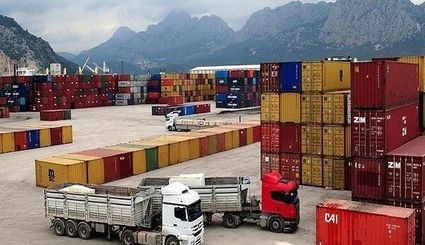 تخصیص ۲۳۰۰ لیتر سوخت تشویقی برای کامیون‌داران فعال در جابه‌جایی کالاهای اساسی از بنادر کشور 