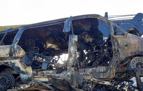 واژگونی و آتش سوزی یک ون در اتوبان کاشان با ۱۲ کشته و زخمی