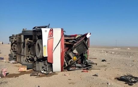جان باختن ۲ نفر در واژگونی اتوبوس در محور نجف آباد به تیران