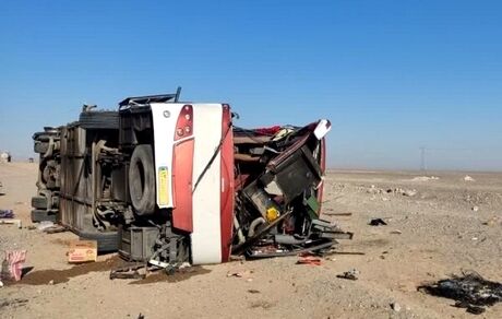 جان باختن ۲ نفر در واژگونی اتوبوس در محور نجف آباد به تیران
