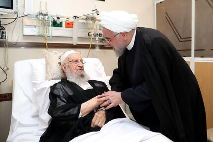  روحانی از  آیت‌الله مکارم شیرازی عیادت کرد