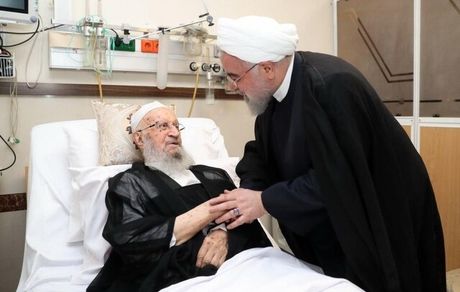  روحانی از  آیت‌الله مکارم شیرازی عیادت کرد