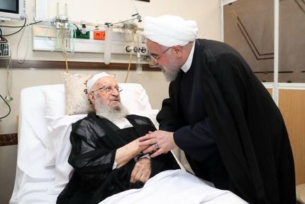  روحانی از  آیت‌الله مکارم شیرازی عیادت کرد