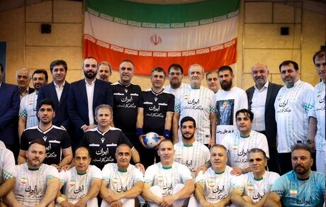 رئیس جمهور پا به توپ شد
