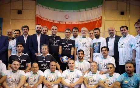 رئیس جمهور پا به توپ شد