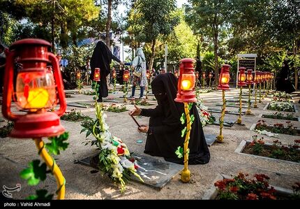 مزار شهدای مدافع حرم گلباران شد